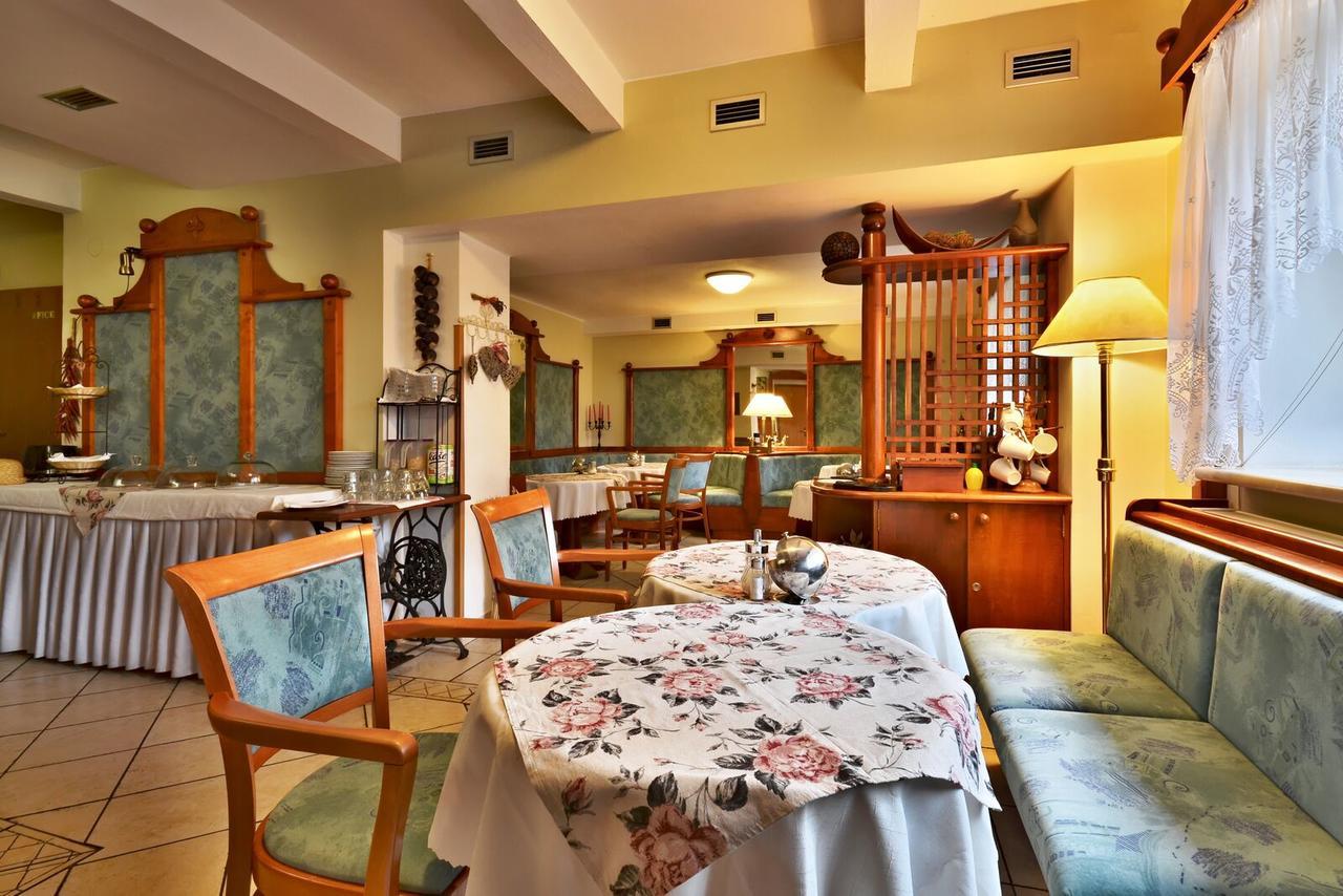 Hotel Villa Conti Pisek  Exterior photo